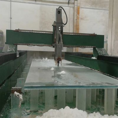 Вилла в раю с прозрачными акриловыми панелями и бассейном