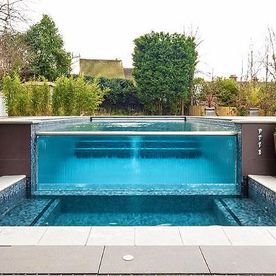 Внутренний бассейн с роскошным черным бассейном