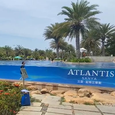 Внутренний бассейн с роскошным черным бассейном