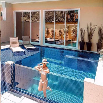 Внутренний бассейн с роскошным черным бассейном